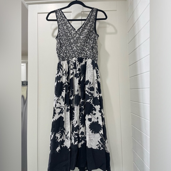 NWT Mid length Sleeveless Midi Dress Size 4 - Picture 2 of 3